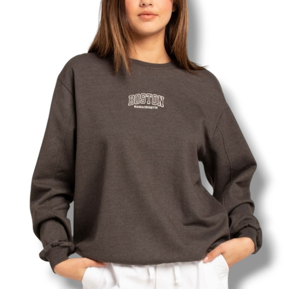 Full Tilt Women's Oversized Boston Massachusetts Embroidered Crewneck Sweatshirt - Picture 1 of 11